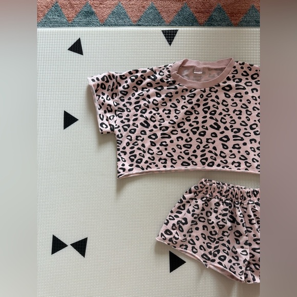 Baby girl,toddler Leopard Print Kids matching set in 3T•••crop top & shorts - Picture 3 of 5